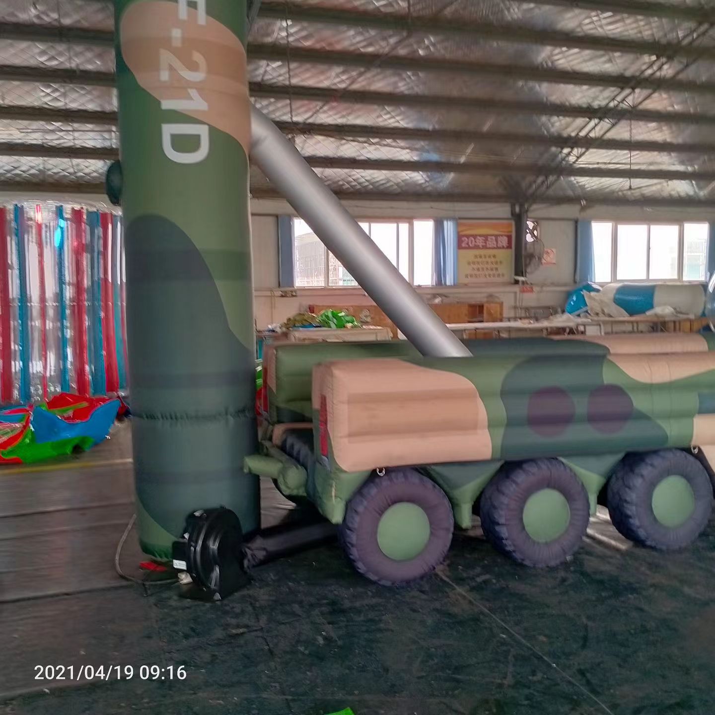 桓仁军事演习中的充气目标车辆：模拟发射车雷达车坦克飞机
